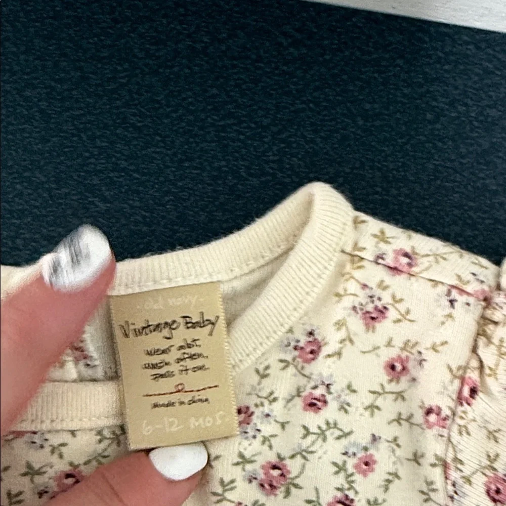 Old Navy Cream and Pink Floral Tee with Ruffled Sleeves vintage 2006